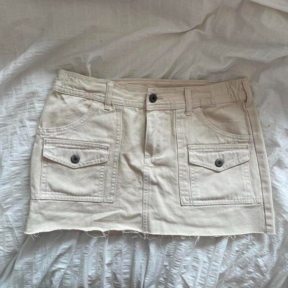 Brandy Melville Corinne Cargo Skirt - Picture 2 of 3